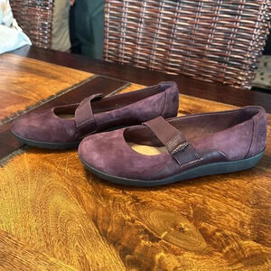 Clark’s collection wine color flats EUC. Size 6.